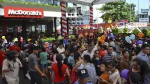 Gran euforia en Vietnam por apertura de McDonald’s