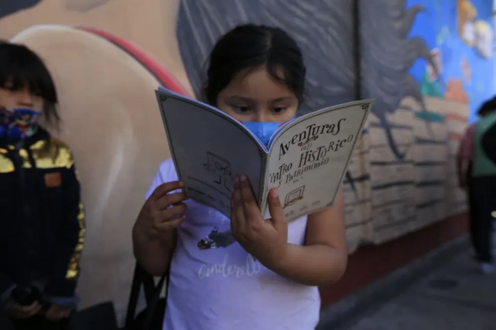 yuntamiento de Puebla entrega 100 de kits con material de educación patrimonial y nueva normalidad   