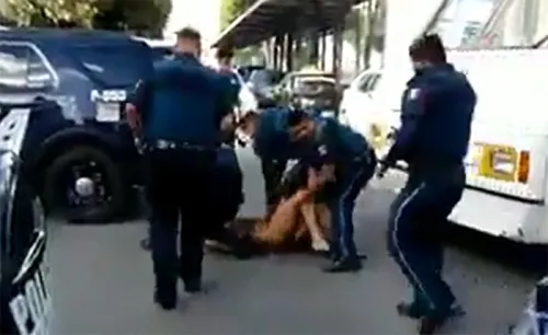 Desnudo, sujeto interrumpe el tráfico en bulevar 5 de mayo