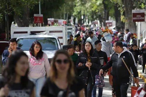 Miles de personas visitaron este día los panteones en Puebla