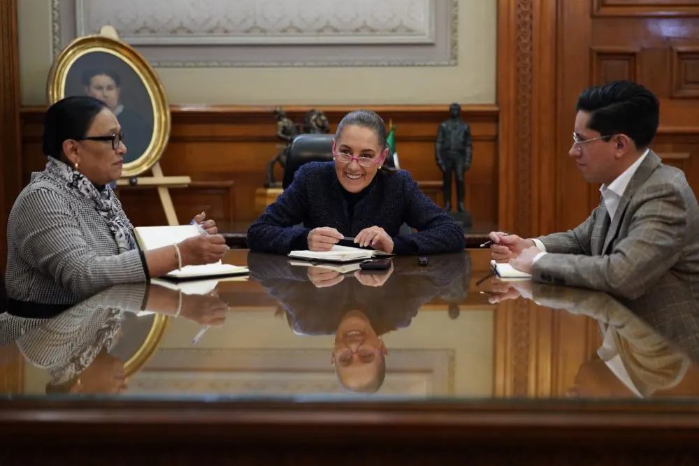 Sheinbaum sostiene llamada con el papa León XIV e invita al pontífice a visitar México