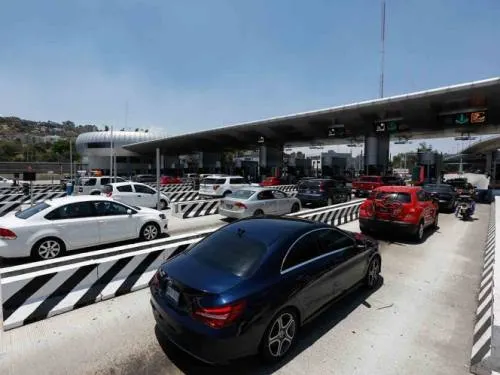 Vacacionistas abarrotan la México-Querétaro este domingo