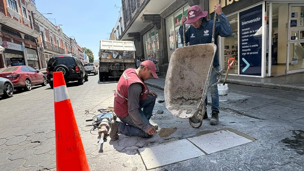 Realizan mantenimiento vial en el Centro Histórico de Puebla por Procesión de Viernes Santo