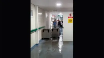 Zoé Robledo atribuye a un “descuido” la filtración de agua en el techo del Hospital IMSS de Cuautlancingo