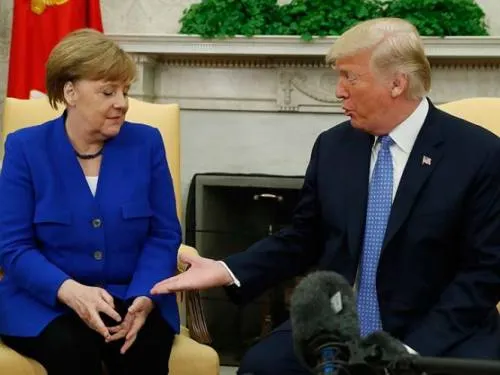 Trump trata de limar asperezas y le da la mano a Merkel