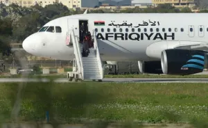 Se entregan secuestradores del avión libio; piden asilo político