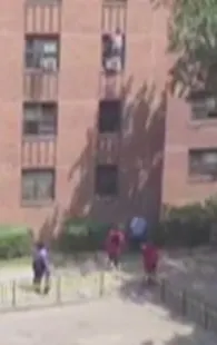 increíble hombre salva a niña que cayó tres pisos al vacío (VIDEO)