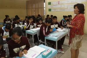 Maestros con sueldos superiores a funcionarios no deben seguir: SEP
