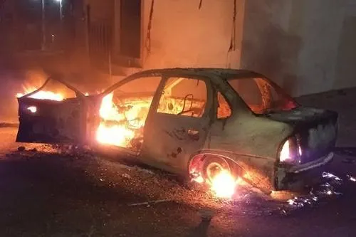 Vecinos de Momoxpan estuvieron a punto de linchar a un joven; queman su vehículo