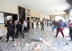 Policías y pobladores de Acajete protagonizan batalla campal