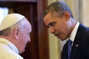 Papa Francisco deja a un lado protocolo en reunión con Obama