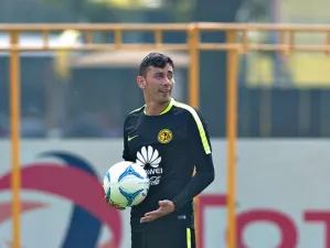 Chocan a Sambueza y lo retardan para amistoso del América