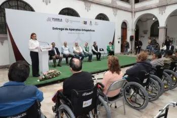 Entrega SEDIF Puebla apoyos a niñas, niños y personas con discapacidad en Teziutlán