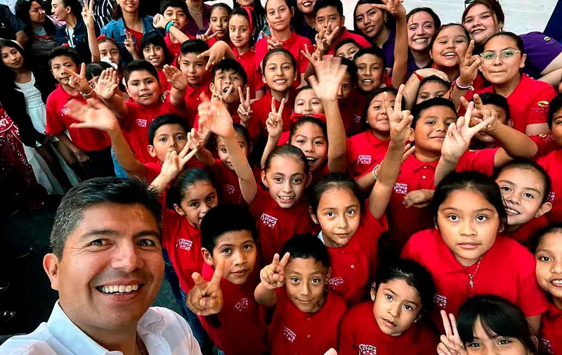 Cobijan a Lalo Rivera en Amozoc