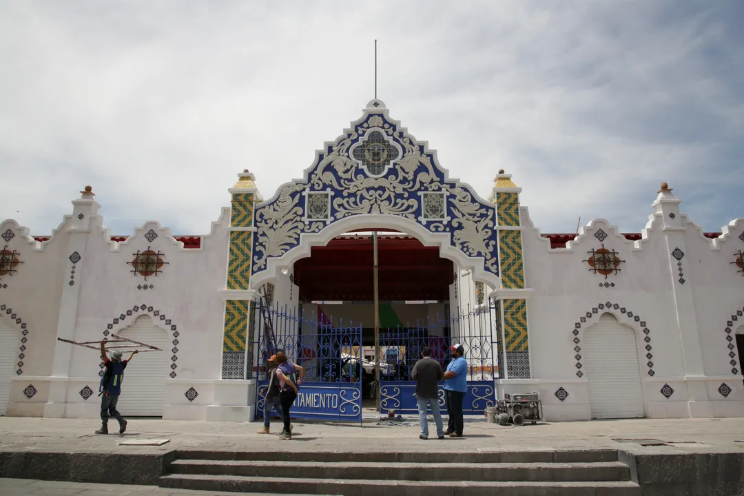 Gobiernos estatal y municipal de Puebla pactan y firman minuta con locatarios del Mercado del Alto