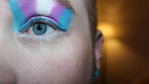 Prohíbe Hungría cambio de sexo en documentación oficial; no reconocen a personas trans