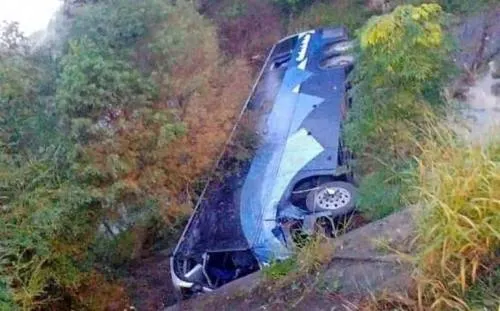 Mueren ocho al caer autobús de puente en Nuevo León