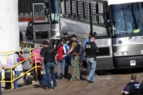 Hay 7 poblanos de los 680 inmigrantes arrestados en Mississippi que podrían ser deportados