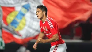 Raúl Jiménez vuelve a anotar en victoria del Benfica