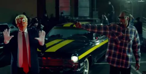 ¡Se desató la polémica! Snoop Dogg le dispara a “Trump” en su último video