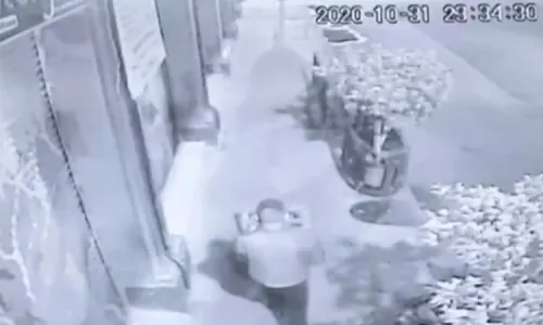 Captan en video cuando hombre entra a vecindad y sale con restos de niños descuartizados