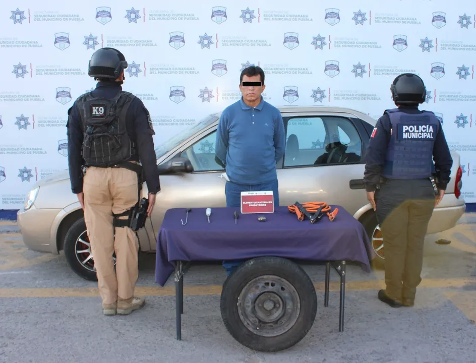 Ubicó y detuvo policía municipal de Puebla a hombre por robo de autopartes