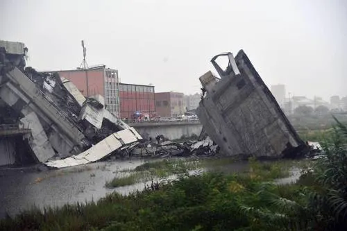 Al menos 35 muertos al desplomarse el puente de una autopista en Génova