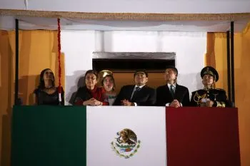 Collage de puente patrio: el grito, encuentros incómodos y la morosa del PAN