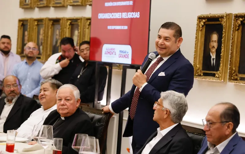 Gobernador de Puebla, Alejandro Armenta, y Monseñor Víctor Sánchez, arzobispo, acuerdan trabajar juntos en beneficio de la comunidad