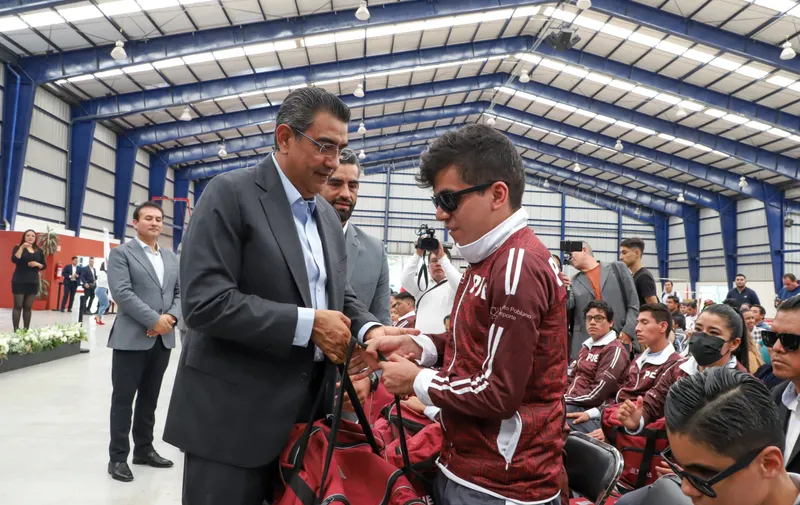 Preside Sergio Salomón abanderamiento de la delegación poblana rumbo a los Paranacionales CONADE 2024