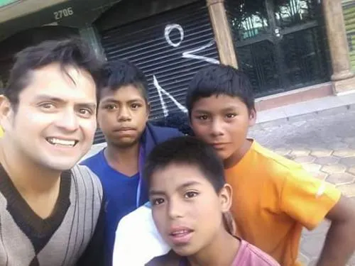 Mensajero del IMSS realiza ayuda altruista para niños de la calle en cruceros