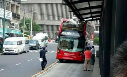 Choca Metrobús de doble piso, conductor quiso acortar trayecto