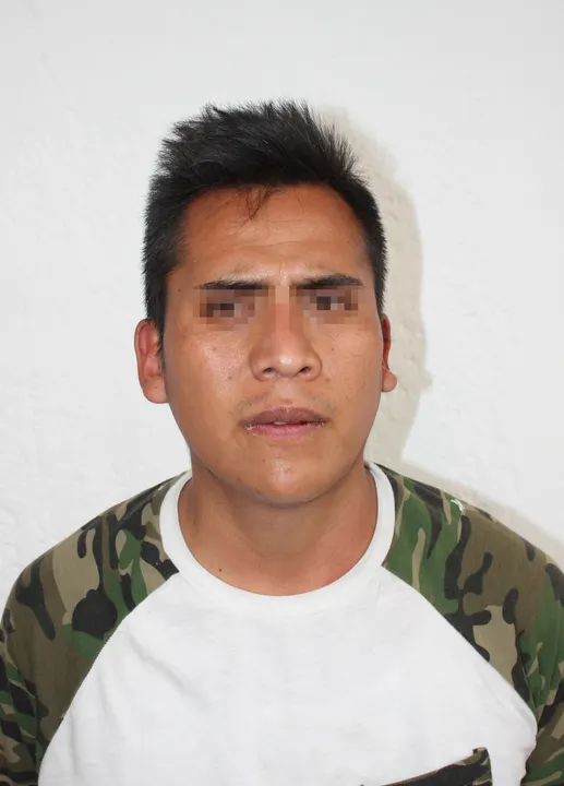 Policías capitalinos detienen a hombre en posesión de aparente piedra