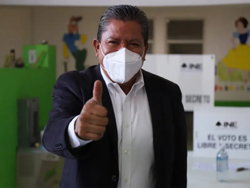 David Monreal emite su voto; pide a zacatecanos asistir a las casillas