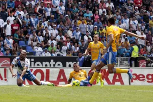 Tigres mantiene dominio sobre el Puebla en el Cuauhtémoc