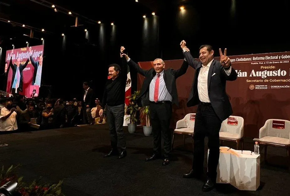¡Siempre sí hubo réferi! Adán Augusto levantó los brazos de Alejandro Armenta y Nacho Mier en Puebla