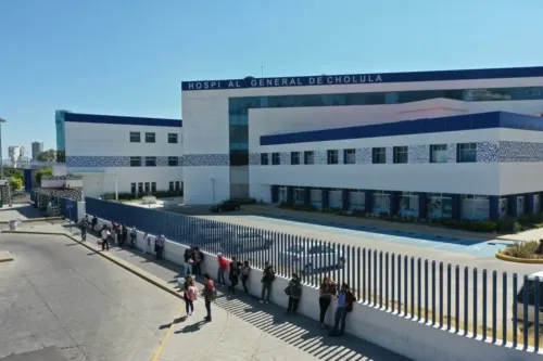 Denuncian familiares de pacientes con coronavirus condiciones inhumanas en Hospital de Cholula
