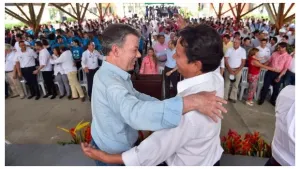 Santos da abrazo reconciliador a hermano del jefe máximo de las FARC