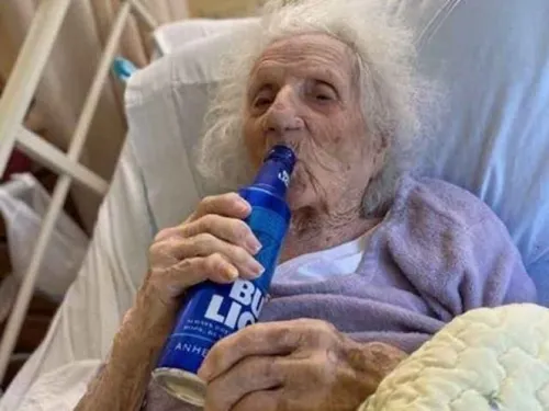 Abuelita de 103 años vence al coronavirus; celebra con cerveza fría