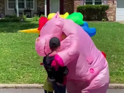 Abuelita se disfraza de unicornio para poder abrazar a sus nietos