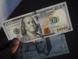 Cerca de los 20, dólar se vende hasta en 19 pesos en el AICM