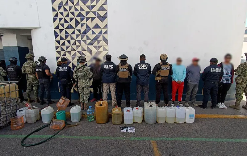 Autoridades de Pemex, en coordinación con SSPC y SSP, detienen a catorce personas por venta ilegal de combustible