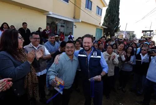 Luis Banck y vecinos de San Jerónimo Caleras supervisan pavimentación de cuatro vialidades