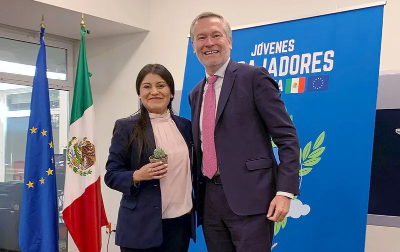 Guadalupe Torreblanca, estudiante de la BUAP, y Gutier Mignot, embajador de la Unión Europea en México. Foto: Especial