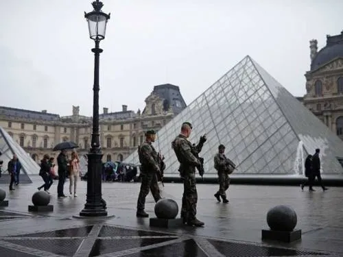Policía evacúa explanada del Louvre previo a elecciones en Francia