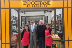 Tony Gali da banderazo de El Buen Fin en Outlet Puebla