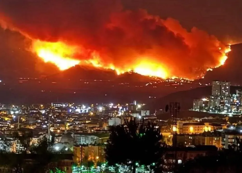 Incendios forestales en Turquía dejan un bombero muerto y más de 3 mil 500 evacuados