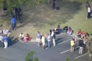 Muere una persona en tiroteo en escuela de Carolina del Norte