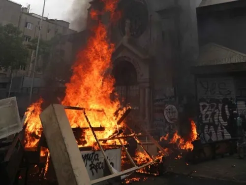 Se incendia universidad en Chile tras manifestaciones