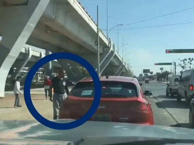 Supuesto policía amenaza con machete a conductor